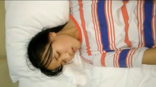 Jav101本土精選「爸爸給你破處好不好」女兒被奪走第一次痛到哭:還要多久